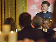 Chinese President Xi Jinping, accompanied by President Barack Obama, delivers a toast during a State Dinner