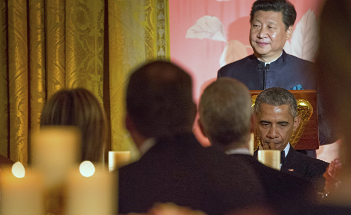 Chinese President Xi Jinping, accompanied by President Barack Obama, delivers a toast during a State Dinner