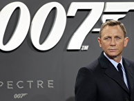 Actor Daniel Craig poses for the media as he arrives for the German premiere of the James Bond movie 'Spectre' in Berlin, Germany