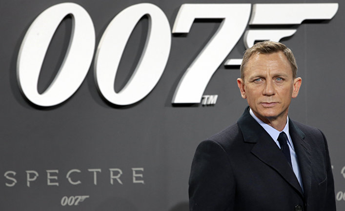 Actor Daniel Craig poses for the media as he arrives for the German premiere of the James Bond movie 'Spectre' in Berlin, Germany