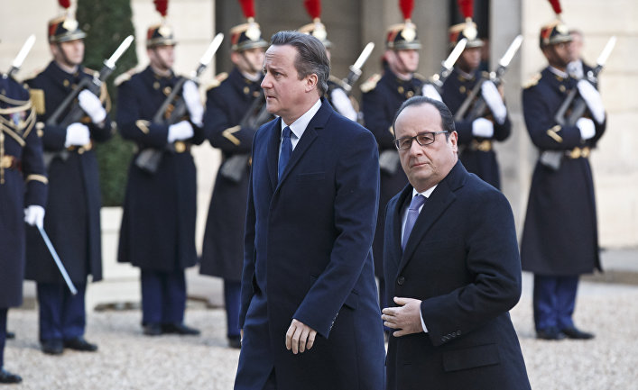 Britain's Prime Minister David Cameron, left, and France's President Francois Hollande arrive at the Elysee Palace in Paris