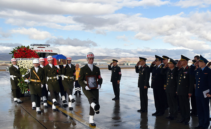 Turkish and Russian military officers salute as a Turkish honour guard carry the coffin of Russian pilot Lt. Col. Oleg Peshkov into a Russian Air Force transport plane at Esenboga Airport in Ankara, Turkey