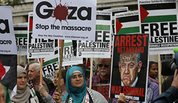Pro Israel and pro Palestine demonstrators shout at each other during a protest against the visit of Israel's Prime Minister Benjamin Netanyahu to Britain
