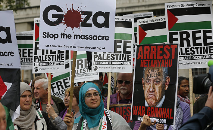 Pro Israel and pro Palestine demonstrators shout at each other during a protest against the visit of Israel's Prime Minister Benjamin Netanyahu to Britain