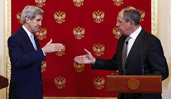 US Secretary of State, John Kerry, left, and Russia's Foreign Minister, Sergey Lavrov, shake hands after their joint press conference at the Kremlin, Tuesday, Dec. 15, 2015 in Moscow
