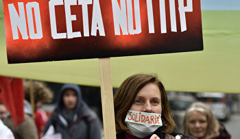 Protestors demonstrate against the free trade agreements TTIP (Transatlantic Trade and Investment Partnership) and CETA (Comprehensive Economic and Trade Agreement) during an EU summit in Brussels, Belgium on Thursday, Oct. 15, 2015.
