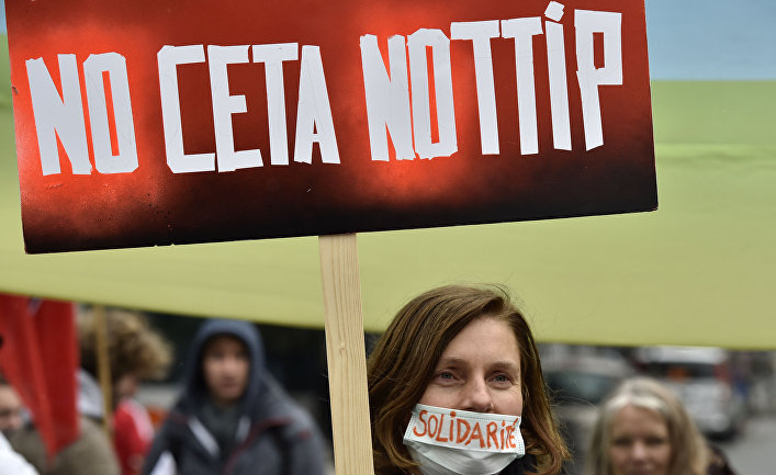 Protestors demonstrate against the free trade agreements TTIP (Transatlantic Trade and Investment Partnership) and CETA (Comprehensive Economic and Trade Agreement) during an EU summit in Brussels, Belgium on Thursday, Oct. 15, 2015.